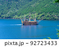夏の芦ノ湖の海賊船「ビクトリー」 92723433