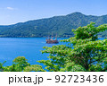 夏の芦ノ湖の海賊船「ビクトリー」 92723436