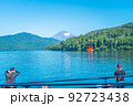 箱根神社の湖上の大鳥居と釣り人 92723438