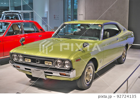 ショールームに展示されている自動車（ローレル） 92724135