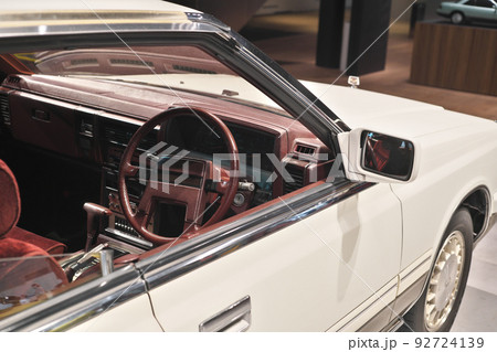 ショールームに展示されている自動車（ローレル） 92724139