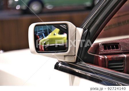 ショールームに展示されている自動車(ローレル) ショールームに展示されている自動車(ローレル) 92724140