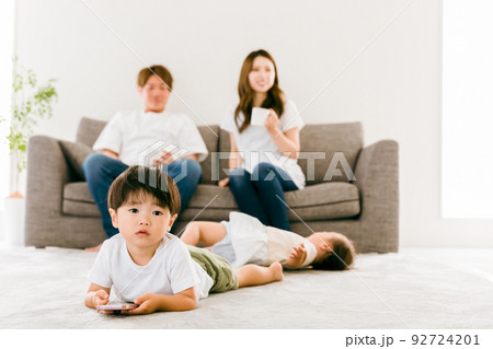 家のリビングでリラックスする日本人家族・ファミリー・親子 92724201