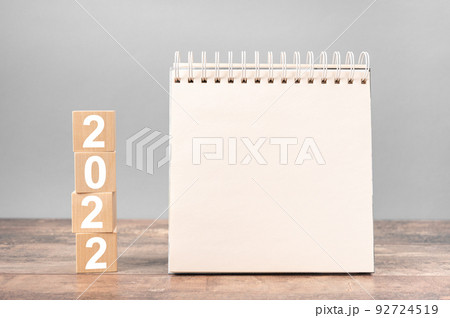 2022 mockup notepad. 2022 cubes wooden table background. New Year. plans for 2022, space for your text on notepad or calendar 92724519