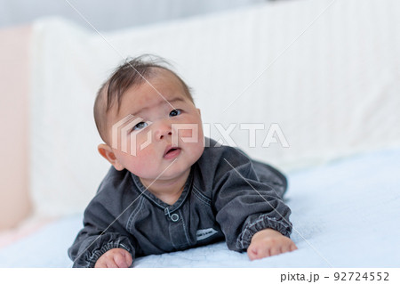 はいはいをする乳児　あかちゃん 92724552