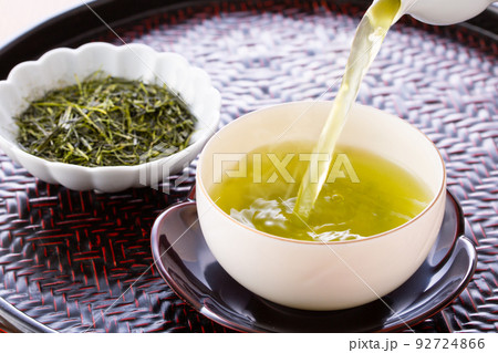 緑茶を注ぐ 92724866