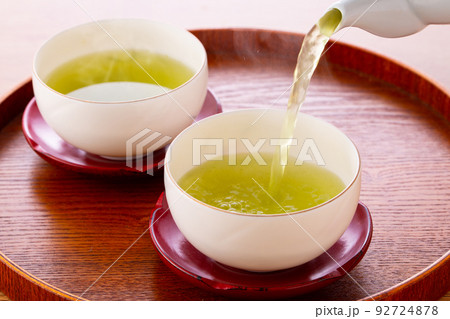 緑茶を注ぐ 緑茶を注ぐ 92724878