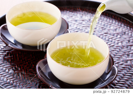 緑茶を注ぐ 緑茶を注ぐ 92724879