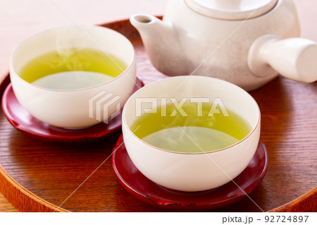 緑茶を飲む 緑茶を飲む 92724897