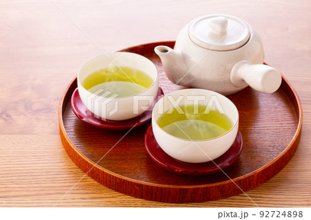 緑茶を飲む 緑茶を飲む 92724898