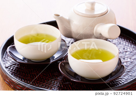 緑茶を飲む 92724901