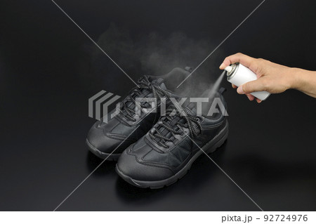 靴に消臭スプレーをかけるイメージ 靴に消臭スプレーをかけるイメージ 92724976