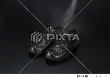 靴に消臭スプレーをかけるイメージ 92724986