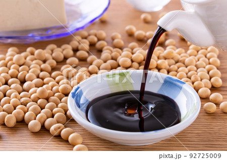 醤油を注ぐ 92725009