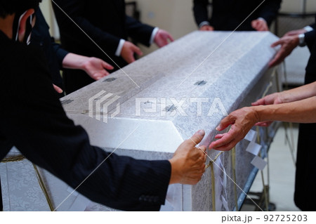 棺のふたを閉じる親族 棺のふたを閉じる親族 92725203