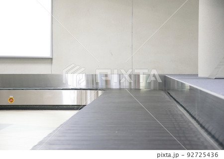 Baggage conveyor belt at the airport Baggage conveyor belt at the airport 92725436