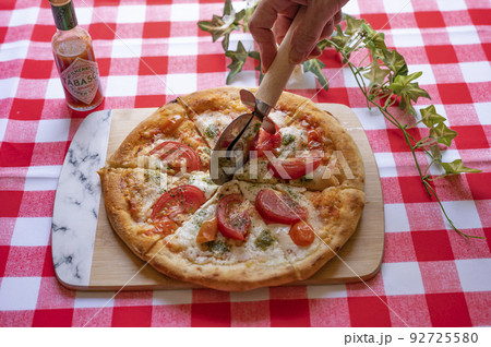 手作りマルゲリータピザカット 92725580
