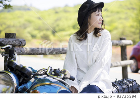 バイク女子イメージ　バイクにまたがる若い女性 92725594