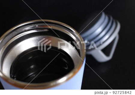 コーヒーが入ったステンレス保温ボトル コーヒーが入ったステンレス保温ボトル 92725842