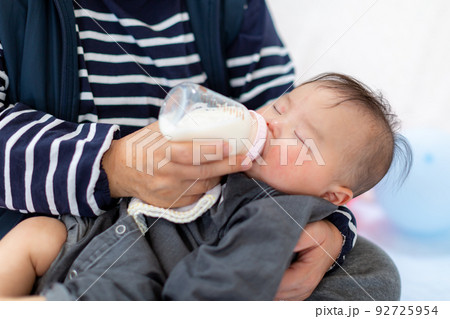 ミルクを飲むあかちゃん 授乳 ミルクを飲むあかちゃん 授乳 92725954