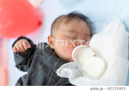ミルクを飲むあかちゃん 授乳 ミルクを飲むあかちゃん 授乳 92725955
