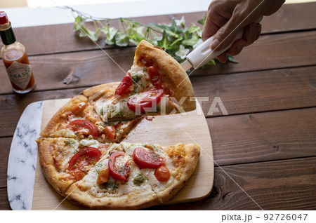 手作りマルゲリータピザ取り分け 92726047