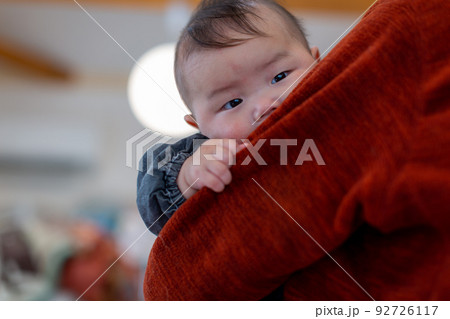 乳児 抱っこされるあかちゃん 乳児 抱っこされるあかちゃん 92726117