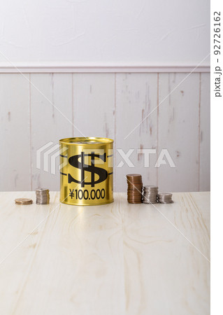 貯金箱と小銭　savings box 92726162
