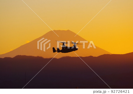 夕暮の中を飛行するオスプレイ 92726421