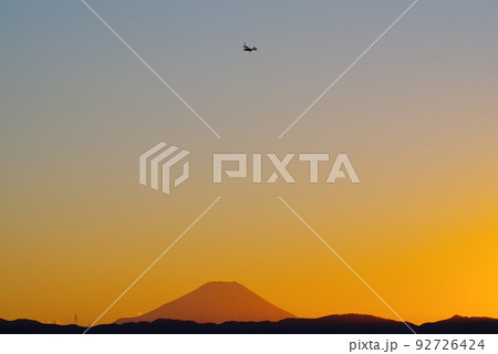 夕暮の中を飛行するオスプレイ 92726424