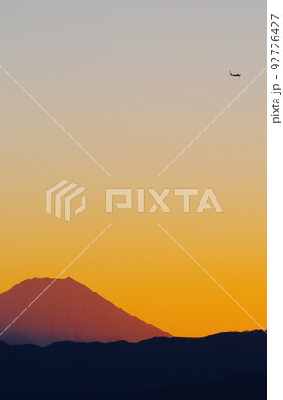 夕暮の中を飛行するオスプレイ 92726427