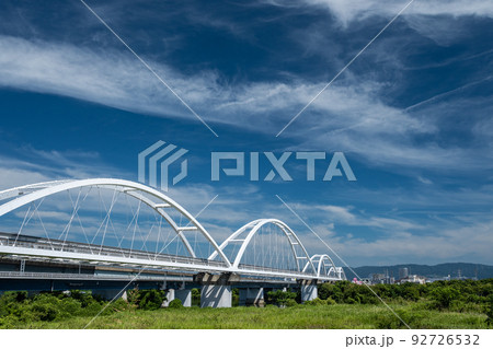 淀川に架かる大阪モノレールの鉄橋 92726532