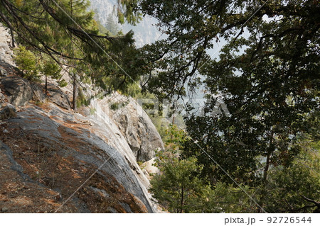 ヨセミテ国立公園　アッパーヨセミテ滝トレイル　道中の景色 92726544