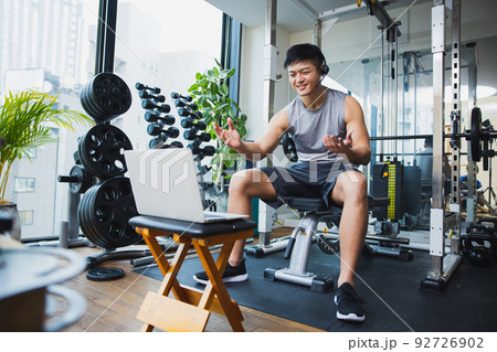 フィットネス　男性　筋肉　ボディビル 92726902