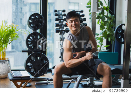 フィットネス　男性　筋肉　ボディビル 92726909