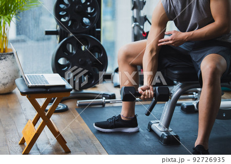 フィットネス　男性　筋肉　ボディビル 92726935