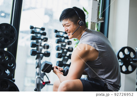 フィットネス　男性　筋肉　ボディビル 92726952