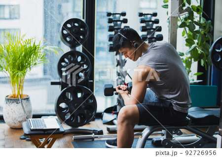 フィットネス 男性 筋肉 ボディビル フィットネス 男性 筋肉 ボディビル 92726956