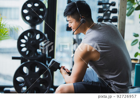 フィットネス　男性　筋肉　ボディビル 92726957