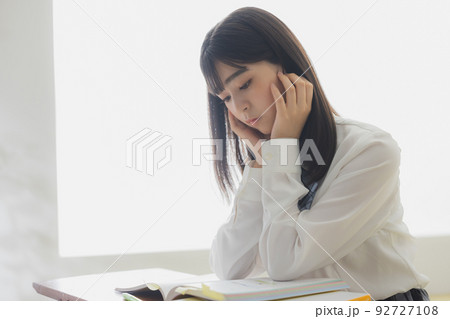 女子高生　勉強　リビング　 92727108