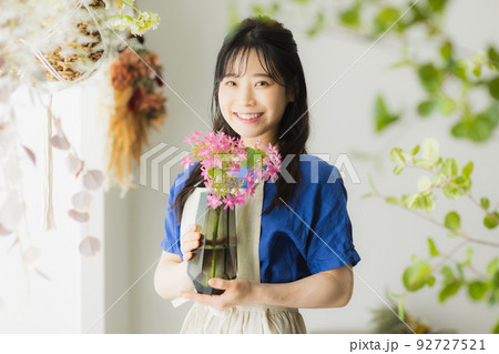 青いワンピースの女性 青いワンピースの女性 92727521