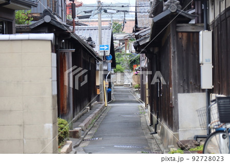 日本家屋の住宅の並ぶの路地の町並みの風景 日本家屋の住宅の並ぶの路地の町並みの風景 92728023