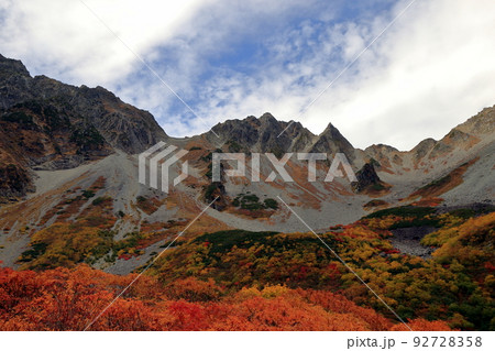 紅葉の涸沢カールの風景 ( 10月 長野県 松本市 ) 紅葉の涸沢カールの風景 ( 10月 長野県 松本市 ) 92728358