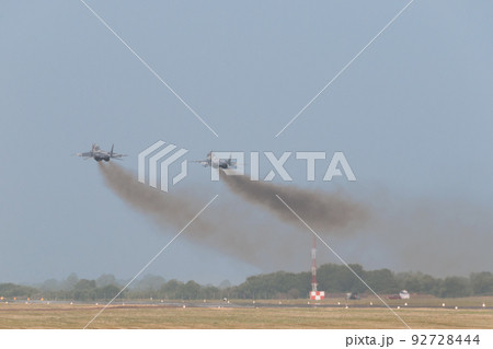 ポーランド空軍MiG-29フルクラム編隊離陸 ポーランド空軍MiG-29フルクラム編隊離陸 92728444