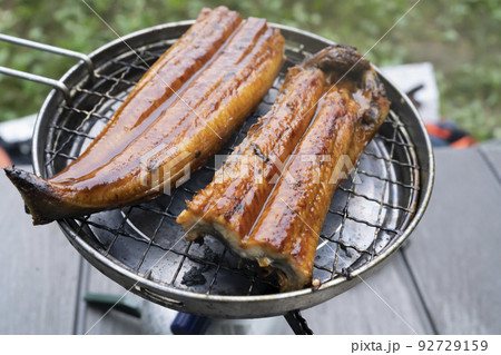 山やキャンプで調理するうなぎの蒲焼 92729159