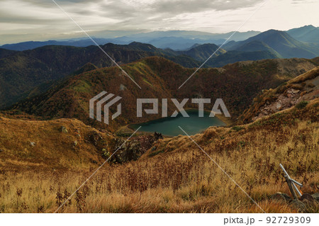 日光白根山の登山道から望む五色沼の風景 日光白根山の登山道から望む五色沼の風景 92729309