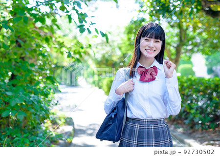 綺麗な新緑の下、ガッツポーズをして道をまっすぐ歩く女子高校生 通学登下校 将来進路 朝イメージカラー 綺麗な新緑の下、ガッツポーズをして道をまっすぐ歩く女子高校生 通学登下校 将来進路 朝イメージカラー 92730502