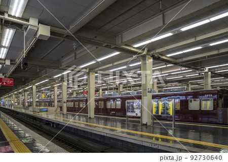朝ラッシュが終わった大阪梅田駅の風景 92730640