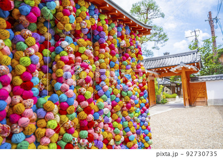 夏の日の八坂庚申堂(くくり猿) 京都府京都市の写真素材 [92730735] - PIXTA