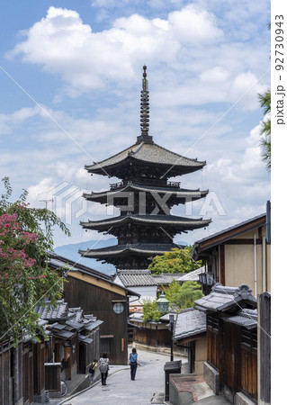 夏の法観寺（八坂の塔）と街並み　京都府京都市 92730943